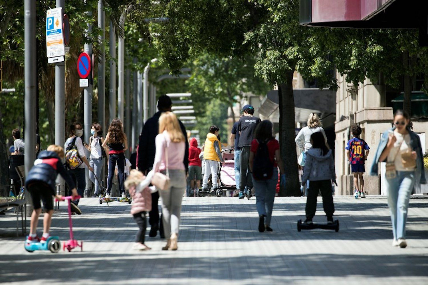 Barceloneses pasean por la Diagonal en un día cálido / EFE