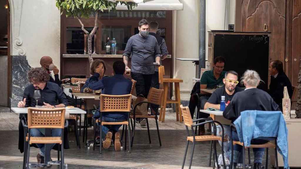 Clientes en una terraza en una imagen de archivo / EFE