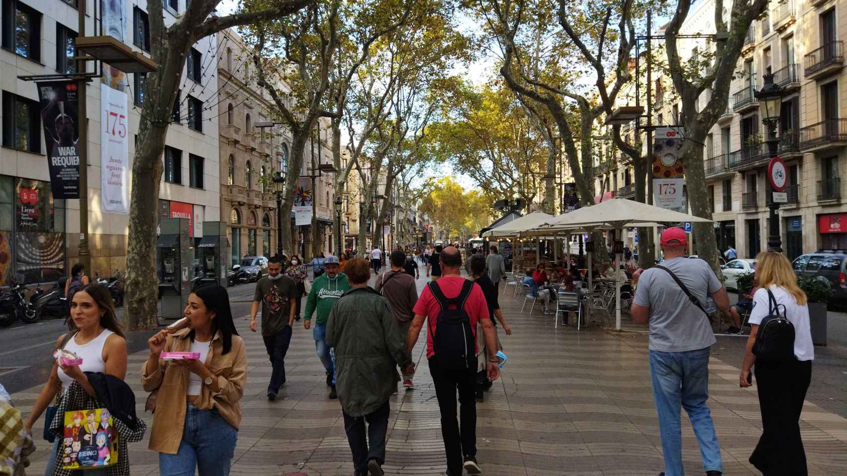 Paseantes en la Rambla de Barcelona, este sábado / METRÓPOLI - JORDI SUBIRANA