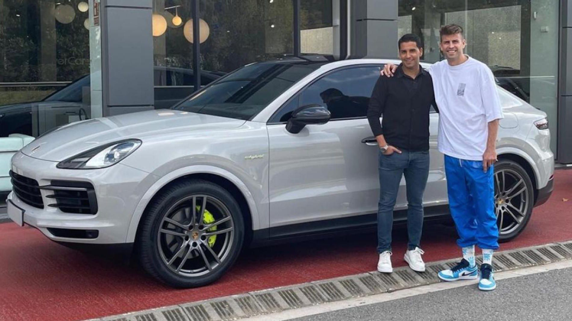 Gerard Piqué en el concesionario con su nuevo Porsche Cayenne e-Hybrid Coupé / INSTAGRAM