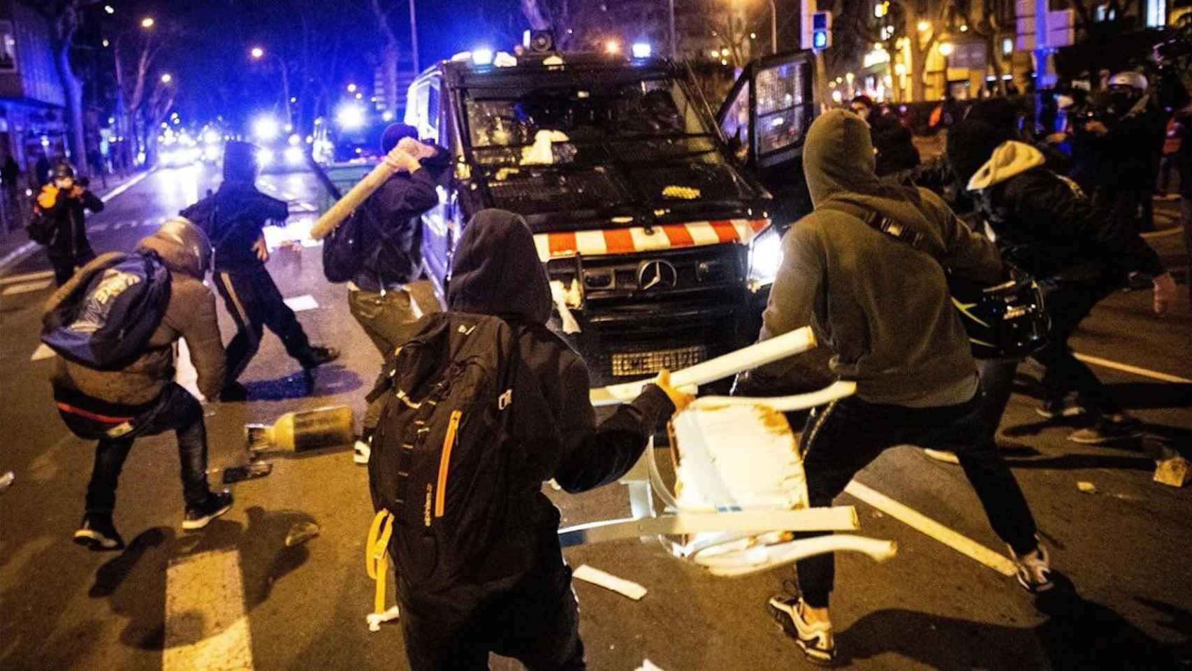 Altercados en la manifestación de protesta por la detención del rapero Pablo Hasél / ENRIC FONTCUBERTA (EFE)