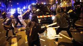 Altercados en la manifestación de protesta por la detención del rapero Pablo Hasél / ENRIC FONTCUBERTA (EFE)