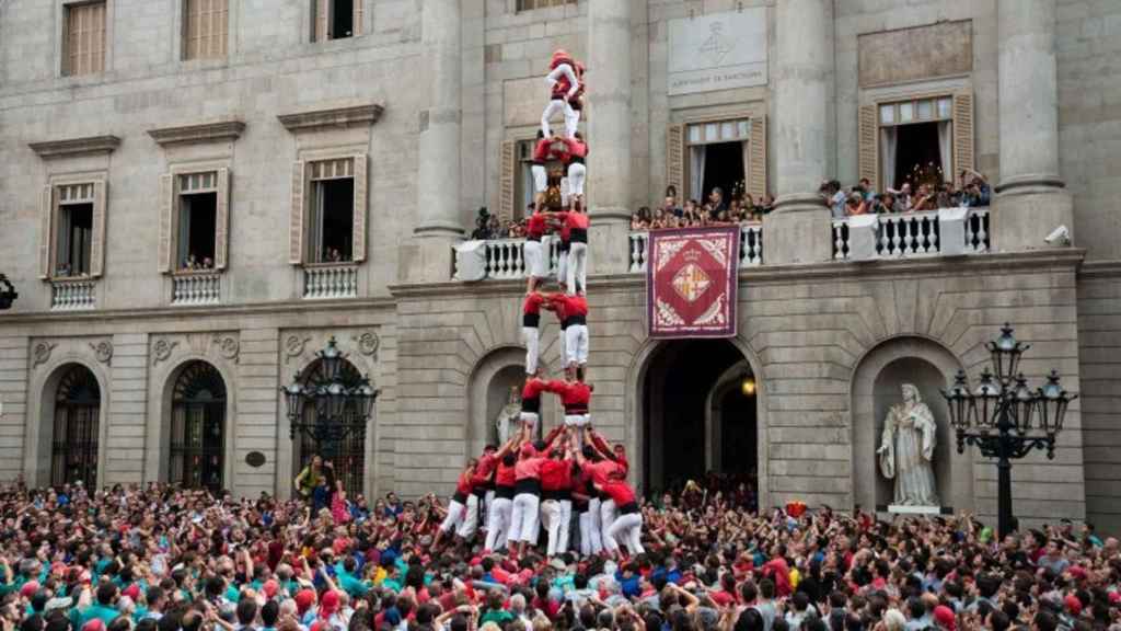 Imagen de archivo durante una diada castellera en la plaza de Sant Jaume