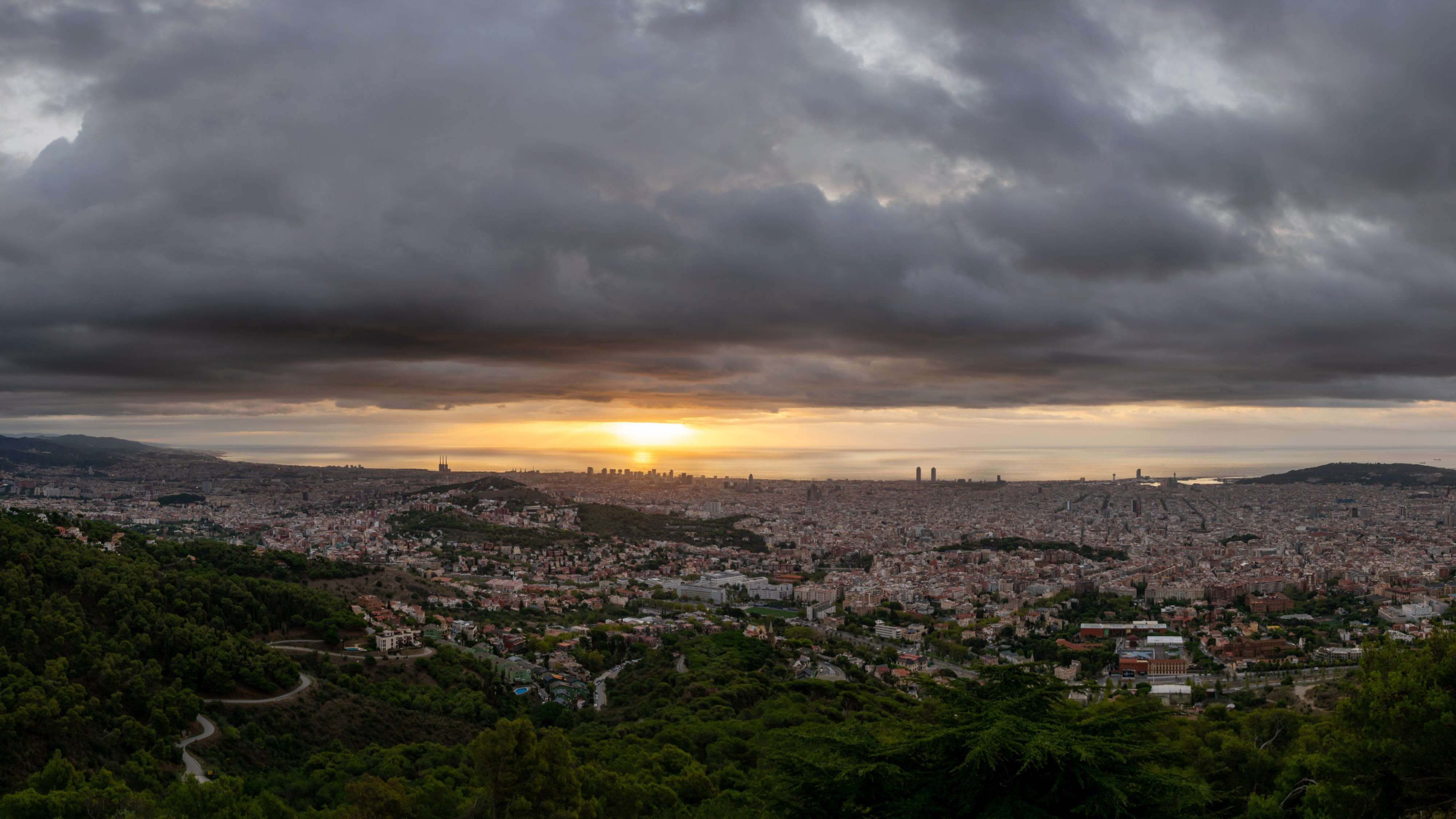 Nubes bajas abundantes desde el Observatori Fabra de Barcelona / ALFONS PUERTAS - @alfons_pc