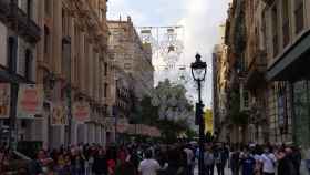 Luces de Navidad en el Portal de l'Àngel, este sábado 16 de octubre / METRÓPOLI - JORDI SUBIRANA