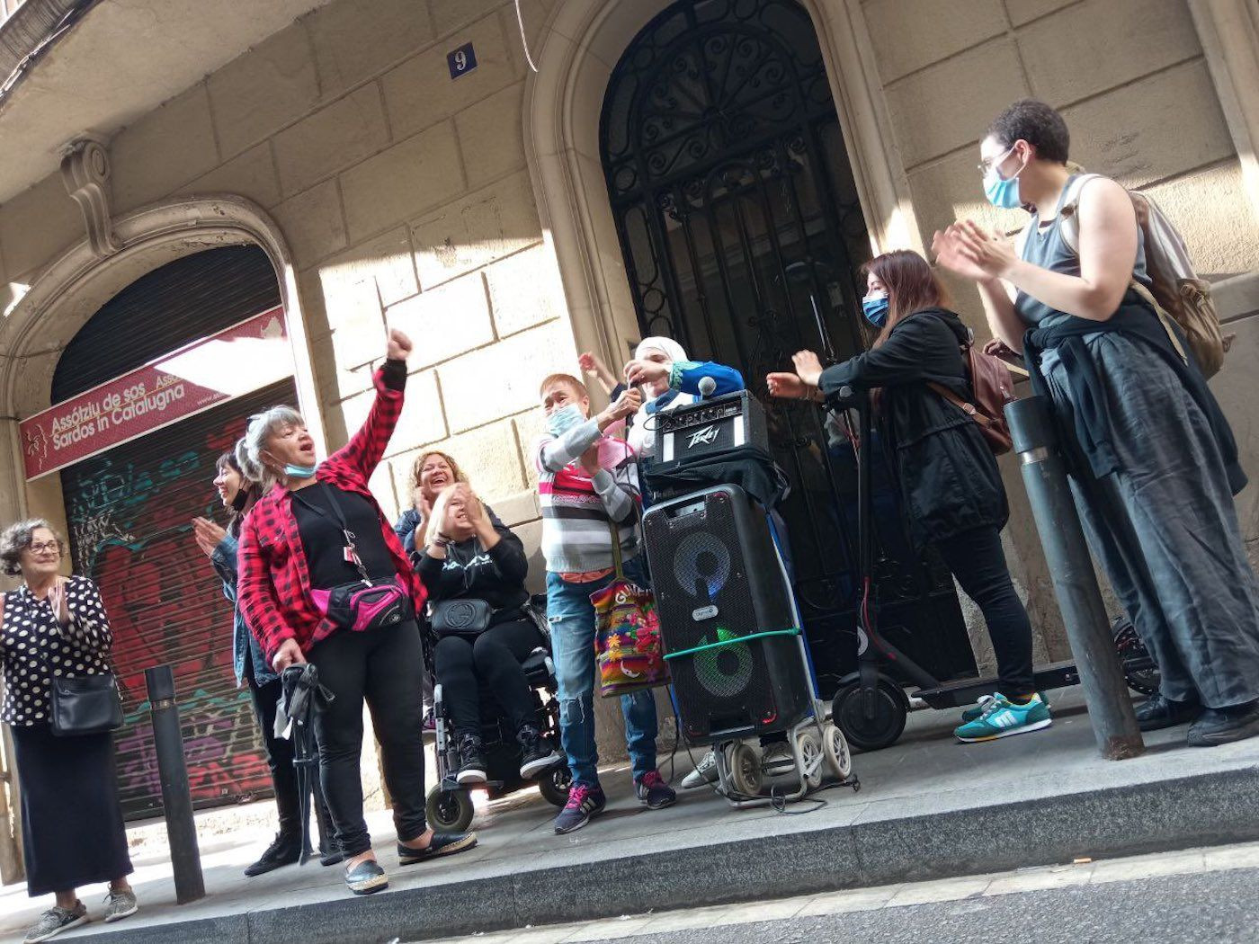 Vecinos celebran el aplazamiento del desahucio de una anciana en El Raval / SINDICAT HABITATGE RAVAL