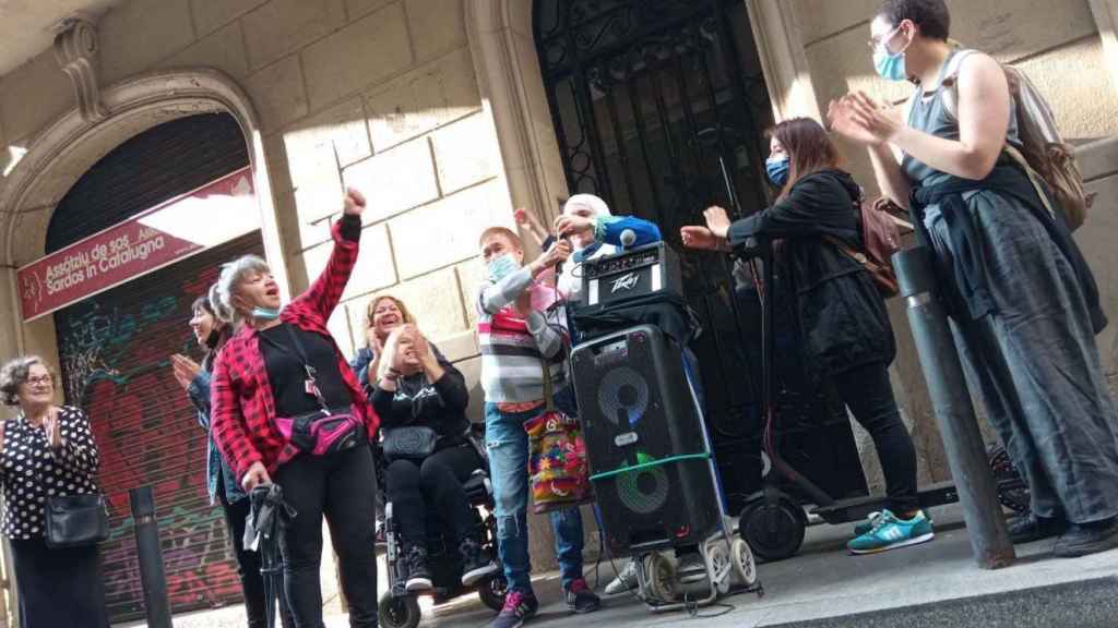 Vecinos celebran el aplazamiento del desahucio de una anciana en El Raval / SINDICAT HABITATGE RAVAL