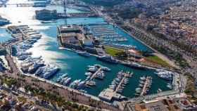 Vista aérea de la Marina Port Vell con decenas de embarcaciones amarradas, entre ellas yates / CEDIDA