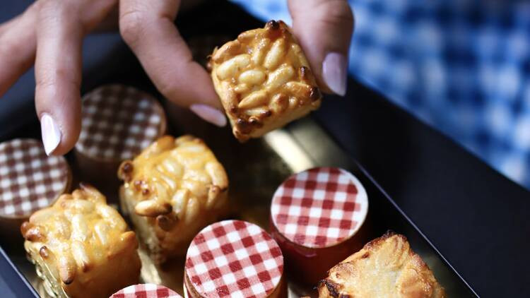 Panellets cuadrados elaborados en Barcelona / L'ATELIER 