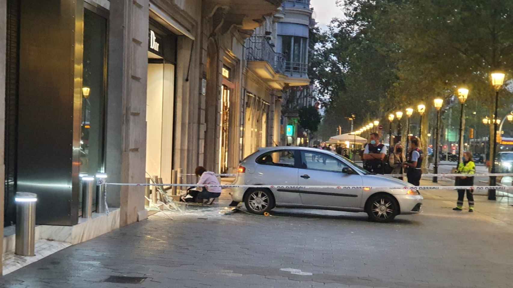 El coche abandonado frente a la tienda Dior del paseo de Gràcia / METRÓPOLI