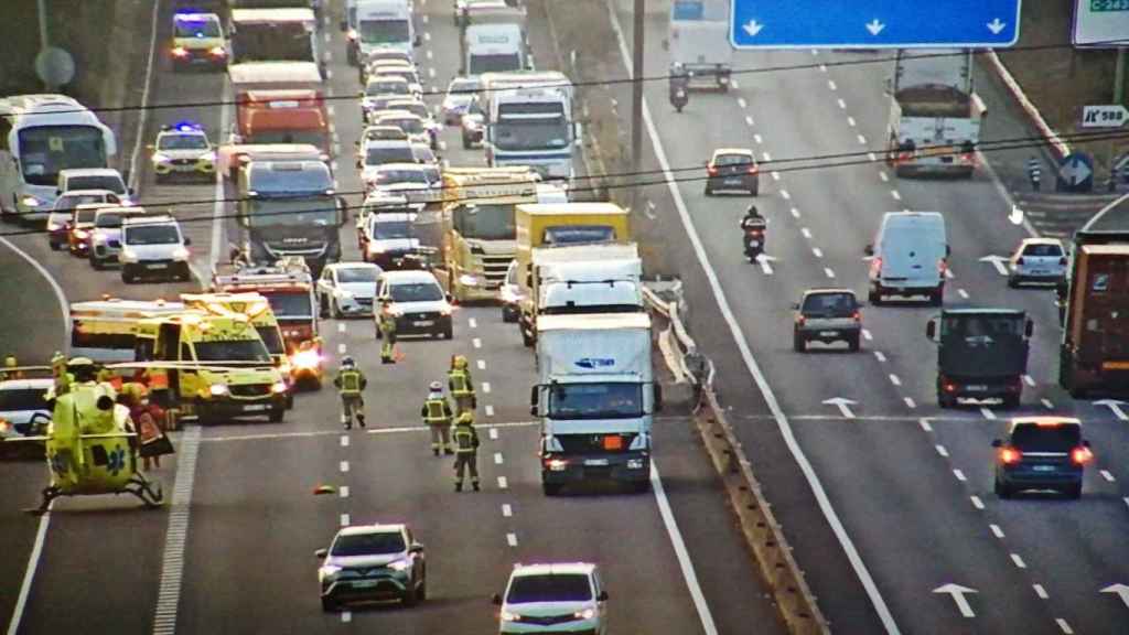 Imagen del atasco en la A-2 debido al accidente en el que ha muerto un motorista / TRÀNSIT