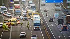 Imagen del atasco en la A-2 debido al accidente en el que ha muerto un motorista / TRÀNSIT