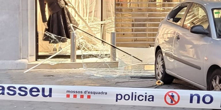 Imagen del coche empotrado contra la tienda Dior / METRÓPOLI