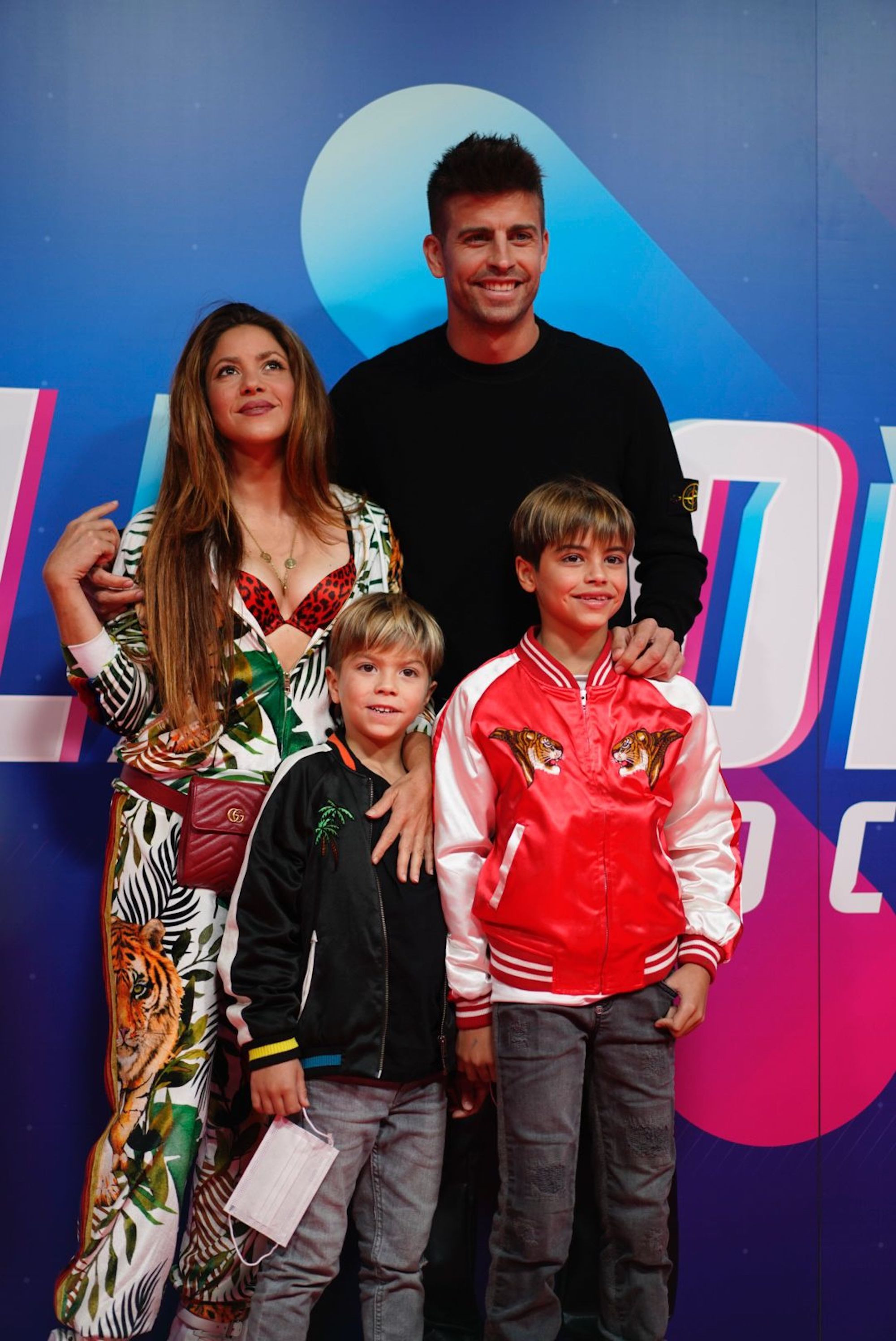 Gerard Piqué y Shakira junto a sus hijos Milan y Sasha en el 'Balloon World Cup' / INSTAGRAM