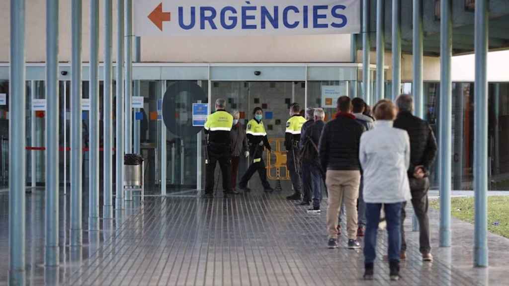 Pacientes haciendo cola en urgencias del Hospital del Mar