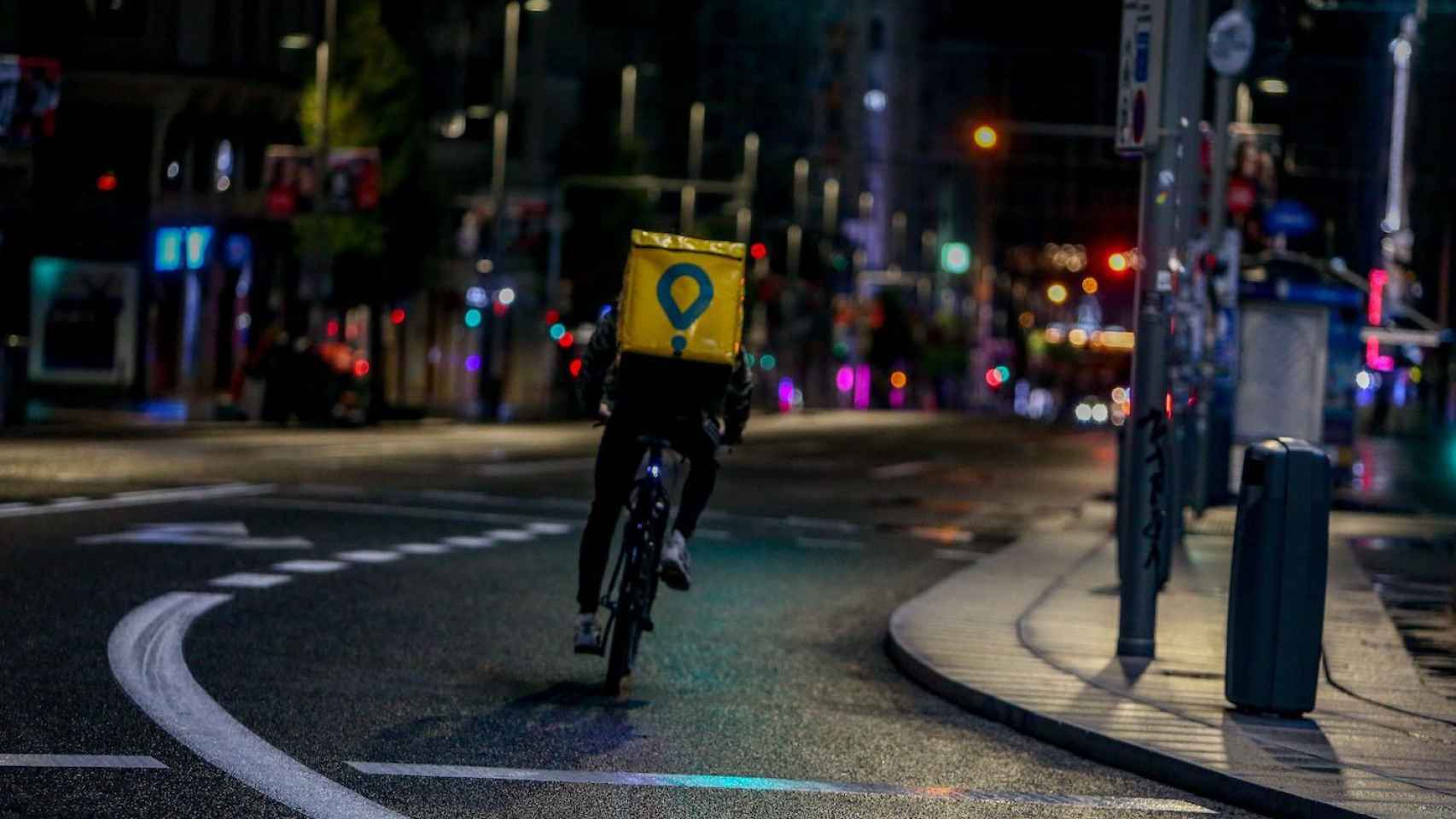 Un repartidor de Glovo  se dirige en bicicleta a su destino / EUROPA PRESS