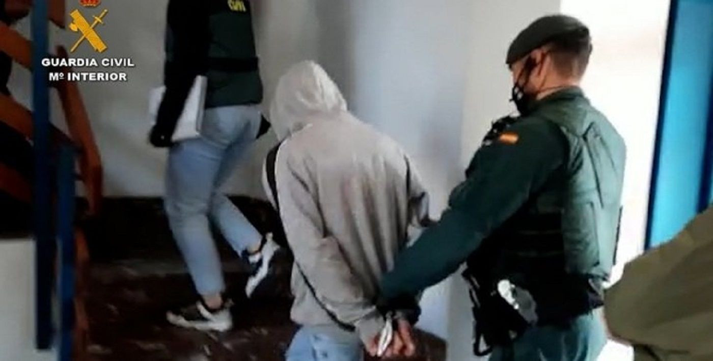 Momento de la detención de uno de los miembros de la banda latina 'Blood' / GUARDIA CIVIL