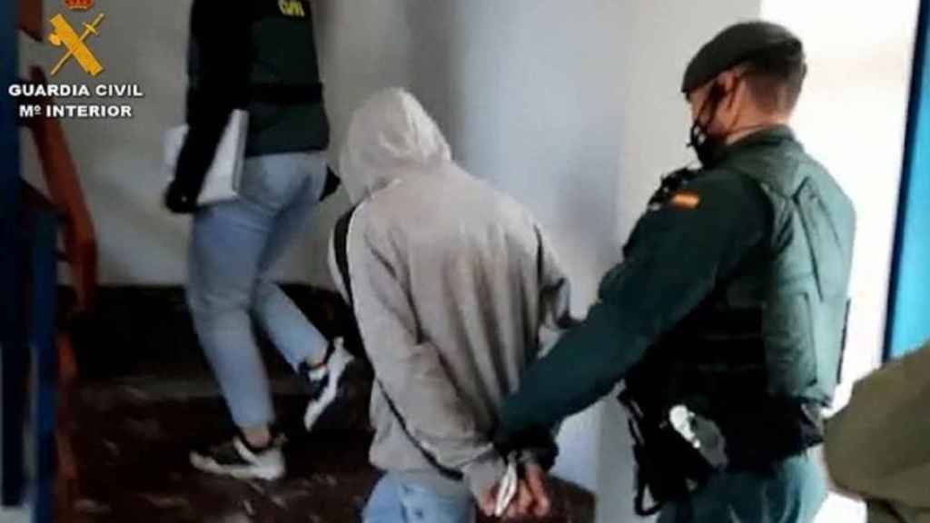 Momento de la detención de uno de los miembros de la banda latina 'Blood' / GUARDIA CIVIL