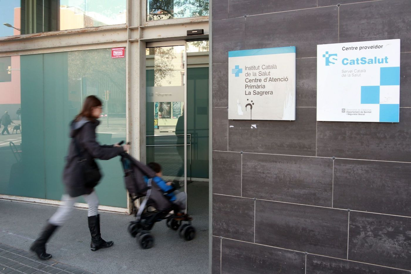 Una mujer entra con un niño en el actual CAP de La Sagrera / HUGO FERNÁNDEZ