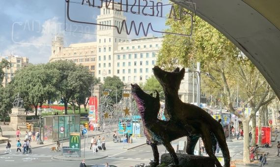 La plaza de Catalunya desde el interior de la exposición de 'La Resistencia' / TELEFÓNICA