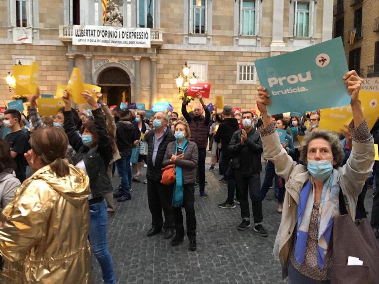 Concentración en la plaza Sant Jaume en contra de la gestión de Colau / METRÓPOLI