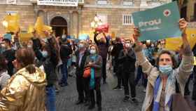 Manifestación en contra de Colau en la plaza Sant Jaume / METRÓPOLI