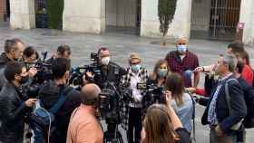 Medios en el exterior del Ayuntamiento de Badalona para la presentación de la moción de censura/ GUANYEM BADALONA