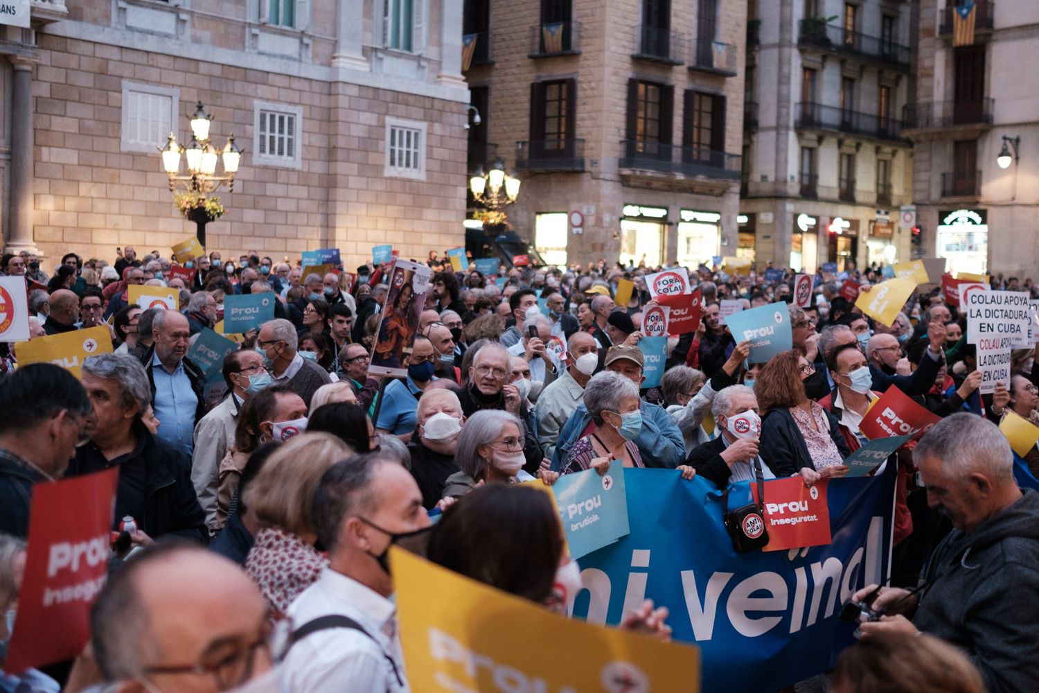 Manifestantes en la plaza de Sant Jaume / PABLO MIRANZO