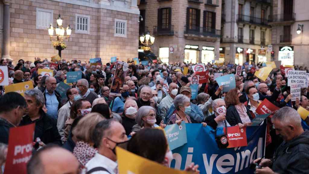 Manifestantes en la plaza de Sant Jaume en contra de Colau / PABLO MIRANZO