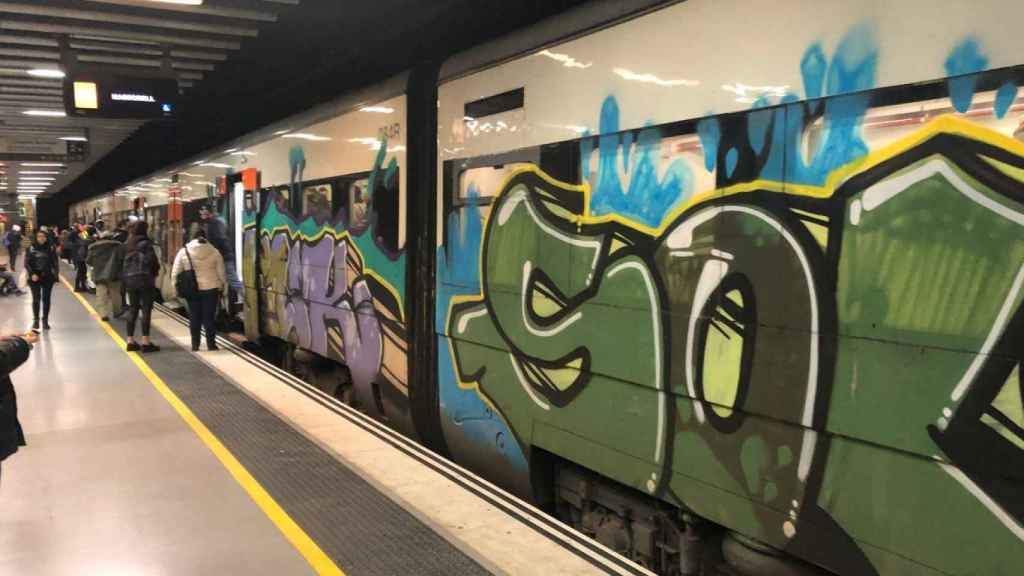 Imagen de un tren de Rodalies pintado con grafitis de punta a punta / RENFE