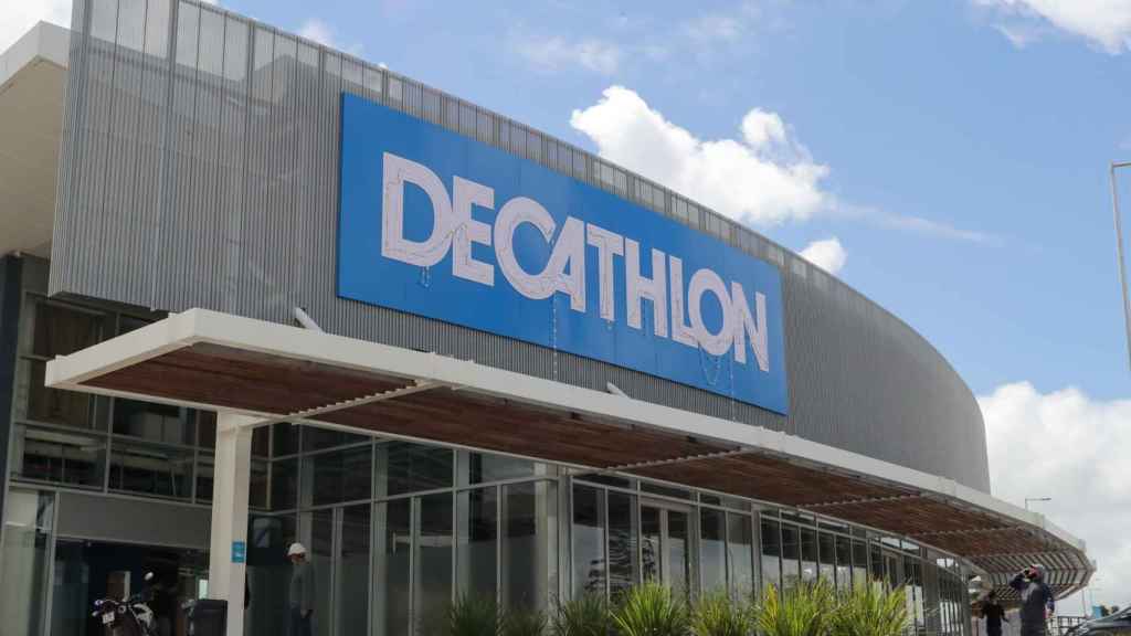 Exterior de una tienda deportiva Decathlon en una imagen de archivo / RAÚL MARTÍNEZ - EFE