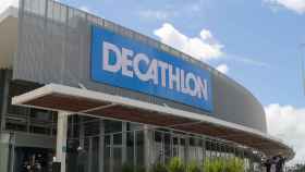 Exterior de una tienda deportiva Decathlon en una imagen de archivo / RAÚL MARTÍNEZ - EFE