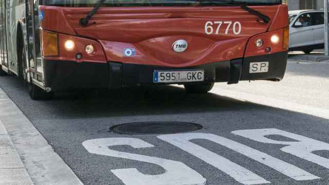 Un bus de TMB circula en Barcelona / AJ BCN