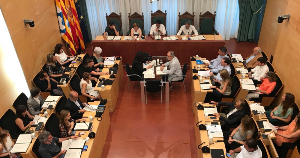 Un pleno en el Ayuntamiento de Badalona / CG