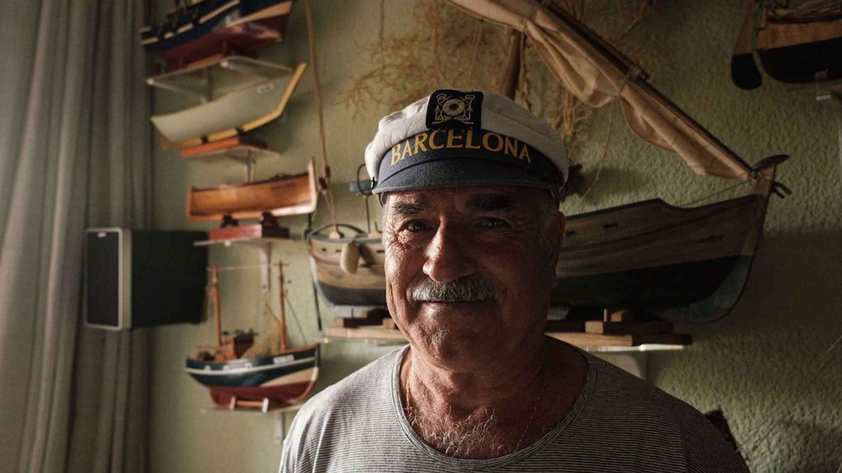 'El Kubala' en su particular museo con una gorra de marinero y sus maquetas de fondo / PABLO MIRANZO