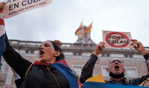 Manifestantes durante la protesta contra Colau / PABLO MIRANZO 