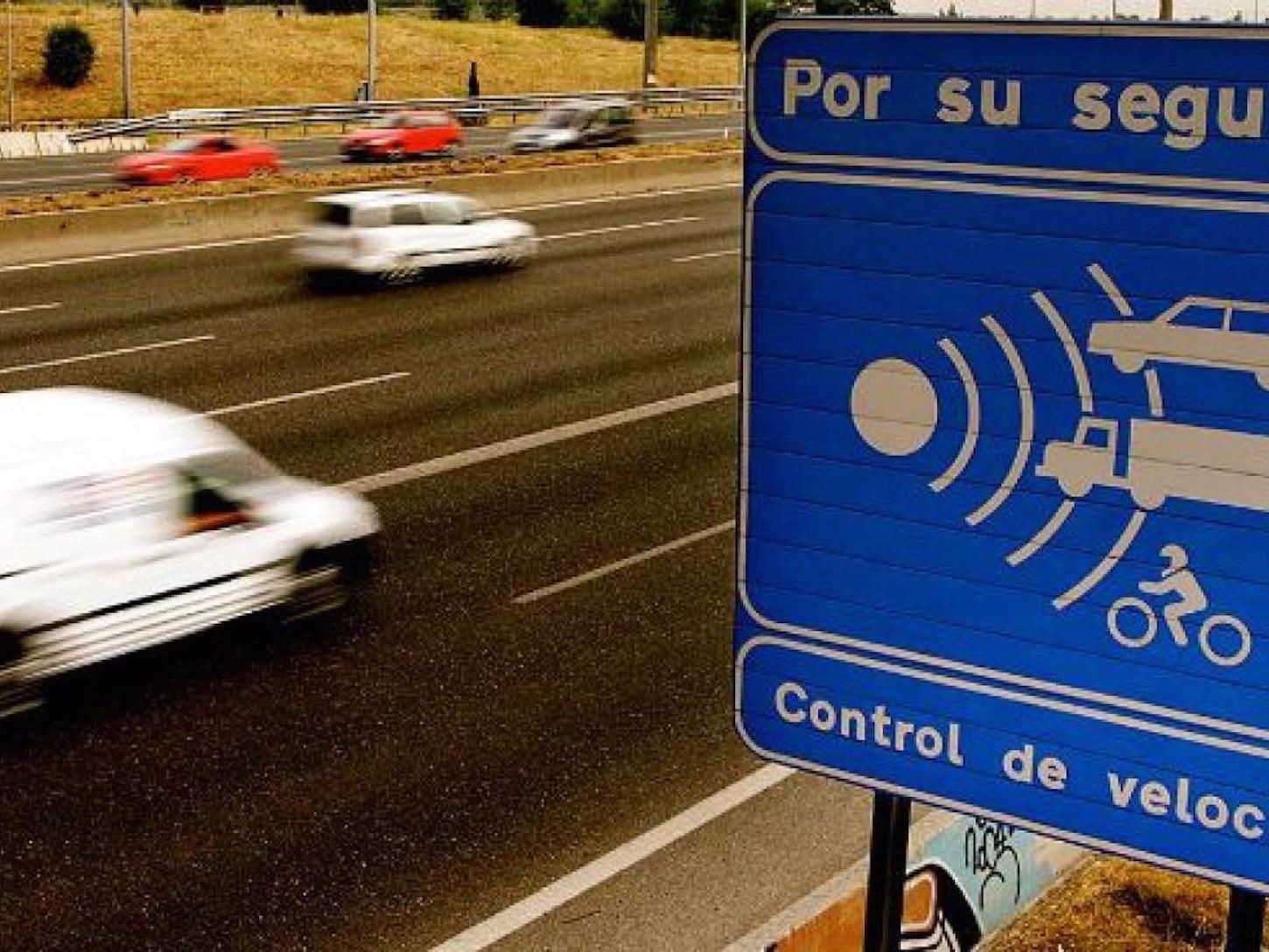 Un cartel informativo de un radar a pocos metros en una imagen de archivo