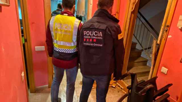 Agentes de policía en la operación contra el narcopiso de Trinitat Vella / MOSSOS D'ESQUADRA