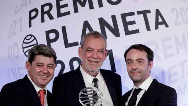 Los tres guionistas que ganaron el Planeta en 2021 con el pseudónimo Carmen Mola / EFE - QUIQUE GARCÍA