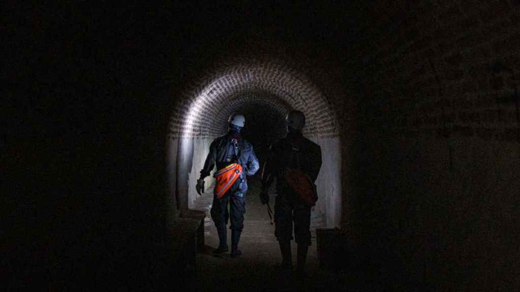 Dos agentes de la Unidad de Subsuelo y Protección Ambiental de la Policía Nacional en el refugio 95 / PABLO MIRANZO