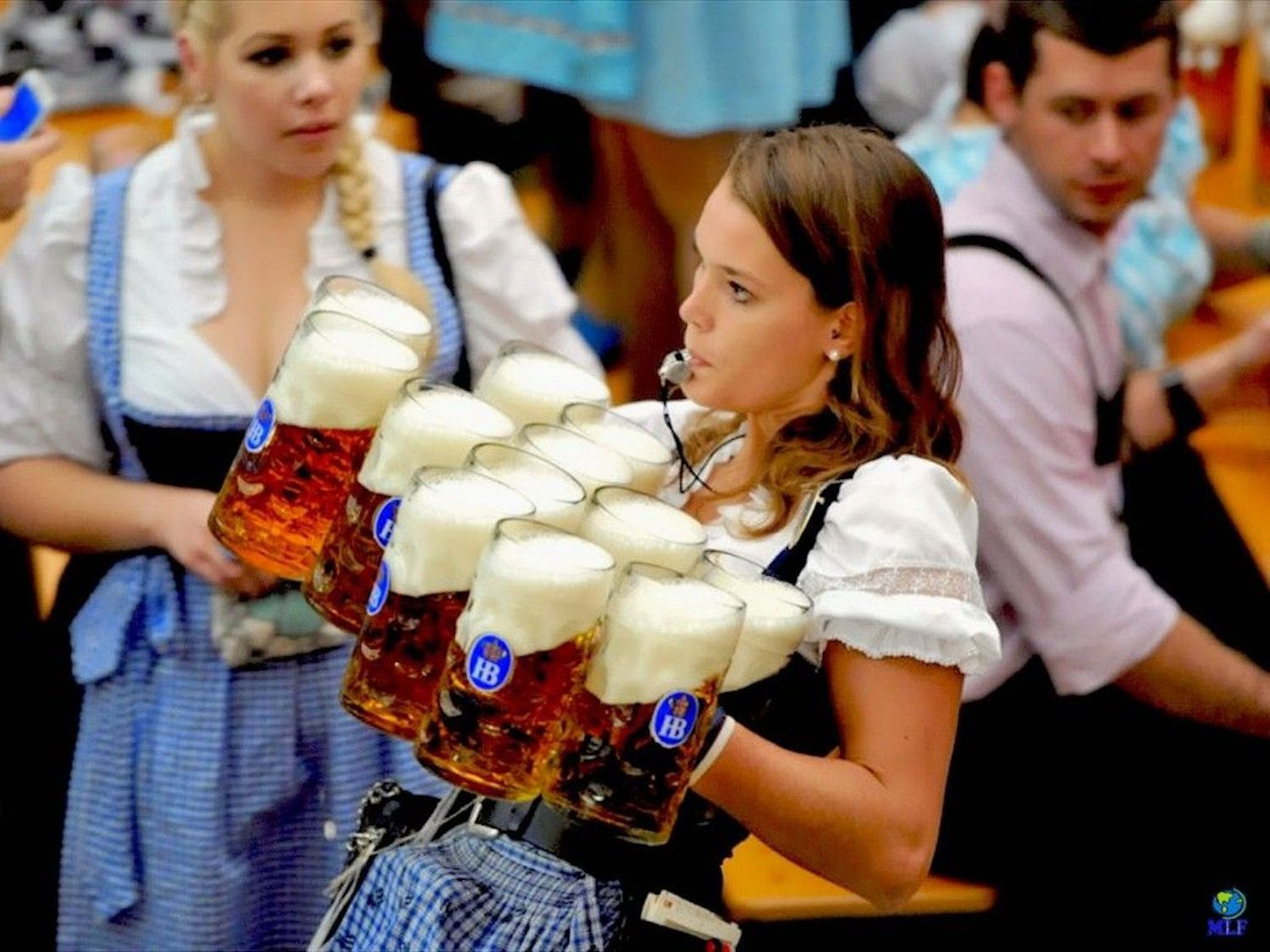 Una camarera cargando cervezas en el Oktoberfest, que este año se podrá celebrar en bares de Barcelona / ARCHIVO