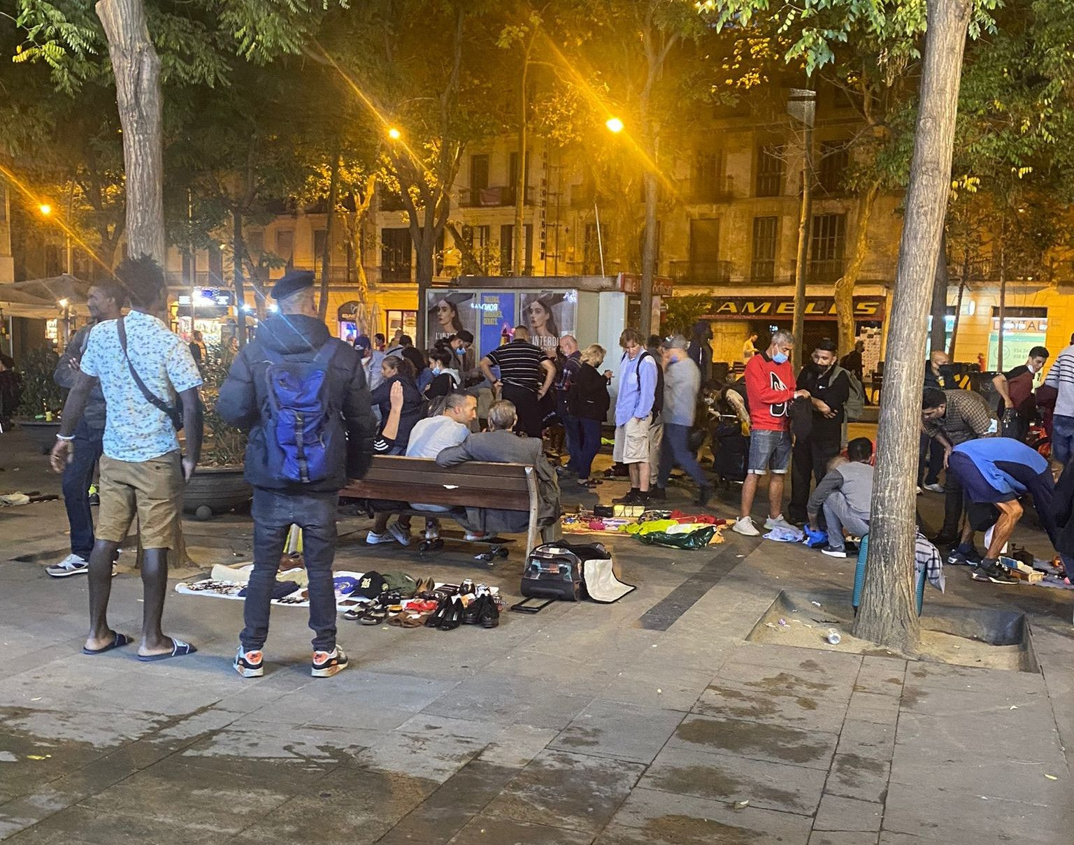 Manteros del 'mercado de la Miseria' en la plaza / CEDIDA