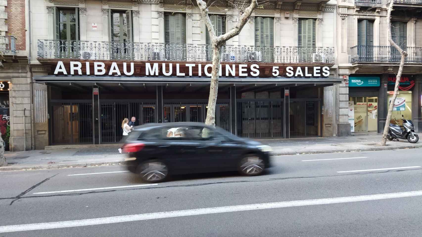 Un coche pasa por la calle de Aribau en una imagen de archivo