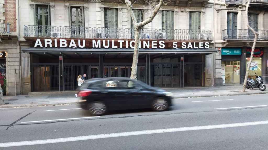 Fachada del cine Aribau, en el Eixample de Barcelona