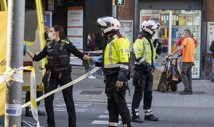 Los servicios de SEM, Guardia Urbana y Policía en el accidente en Pau Claris con Diputación / LENA PRIETO