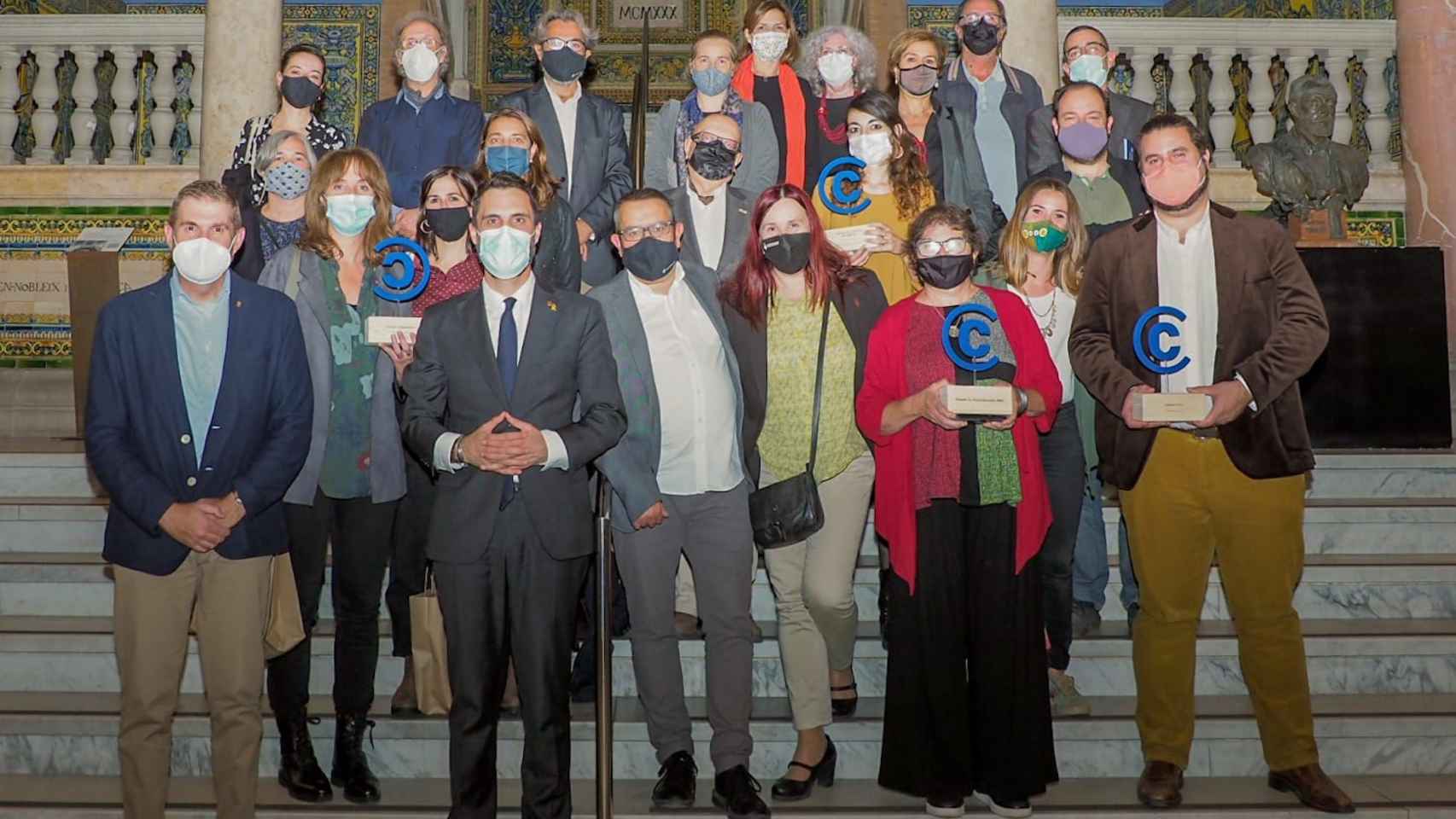 Representantes de las entidades premiadas con el 'conseller' Roger Torrent, este martes, en Barcelona / LA CONFEDERACIÓ