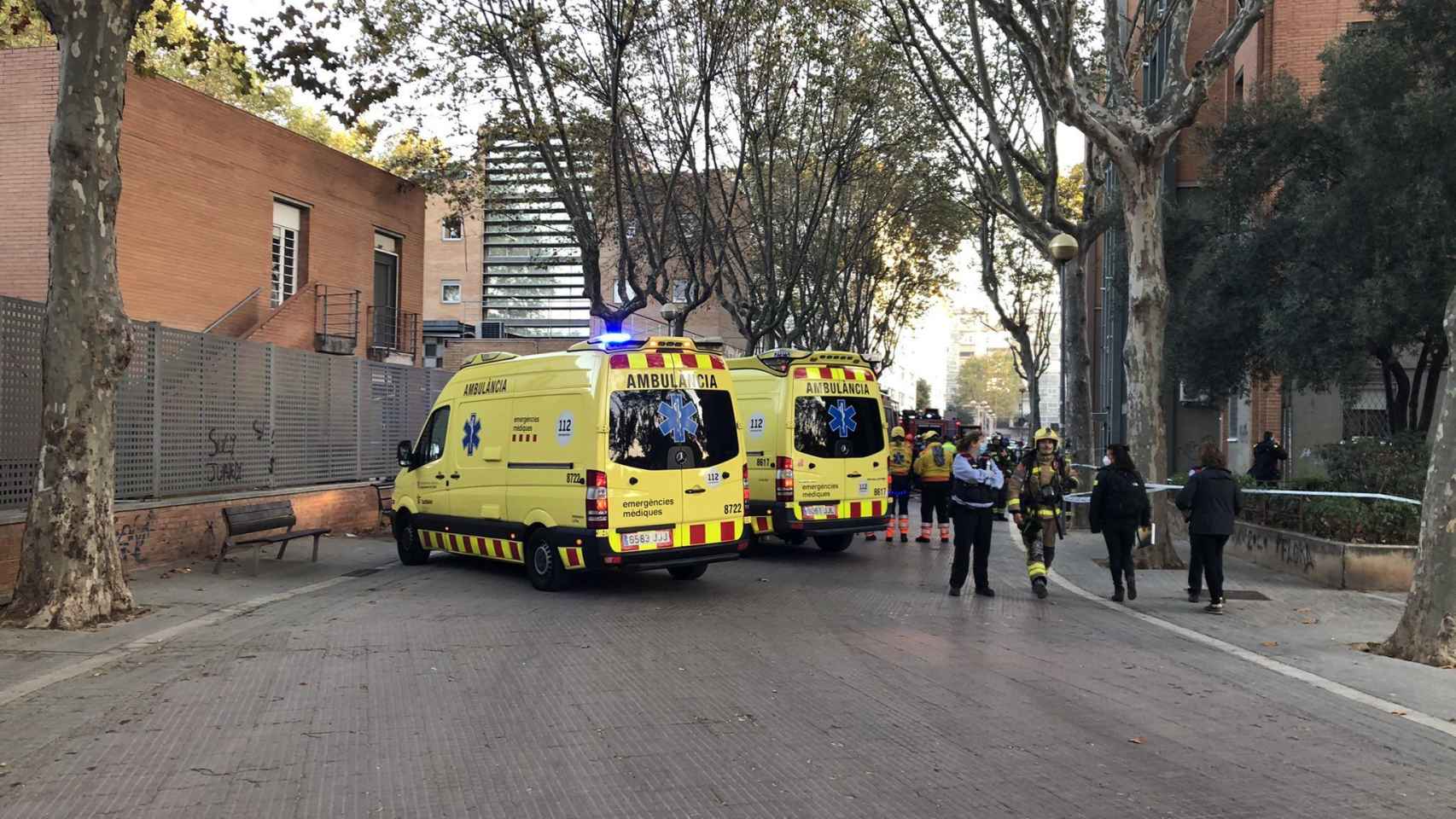 Bomberos y personal de emergencias en el incendio en Badalona / REDES SOCIALES