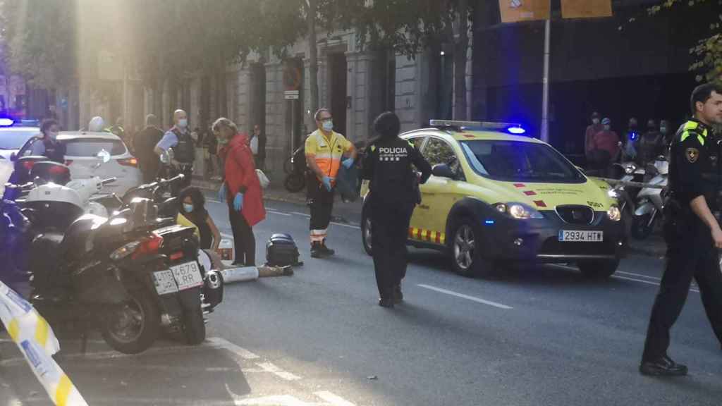 La víctima del accidente es atendido en el suelo de la calle de Diputació, en el Eixample / METRÓPOLI