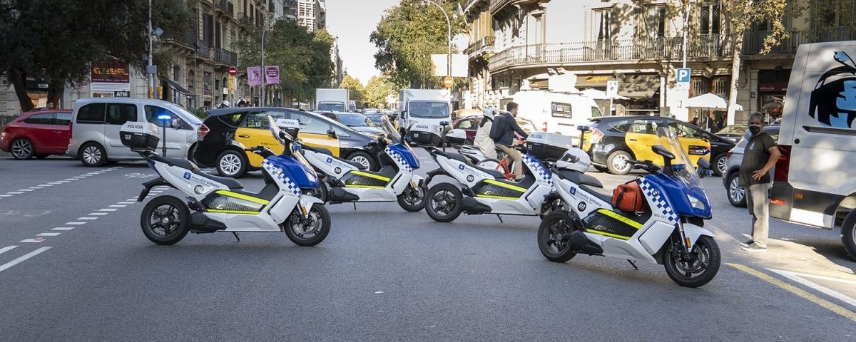 Calle Diputación cortada por el accidente / LENA PRIETO