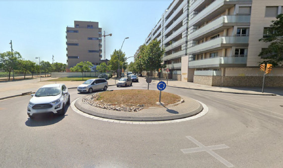 Las rotondas de la Avenida de la Catalana, destrozadas por los camiones que circulan / GOOGLE MAPS